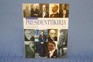 Kirjan kansikuva jossa kuvia kaikista Suomen presidenteistä ennen Sauli Niinistöä.