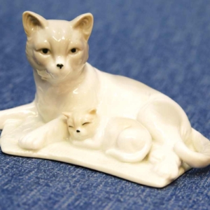 Kissafiguuri emo ja pentu yhdessä