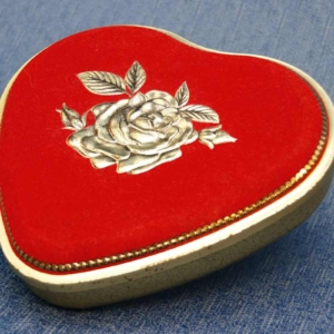 Äitienpäiväksi: Vanha peltirasia Chymos