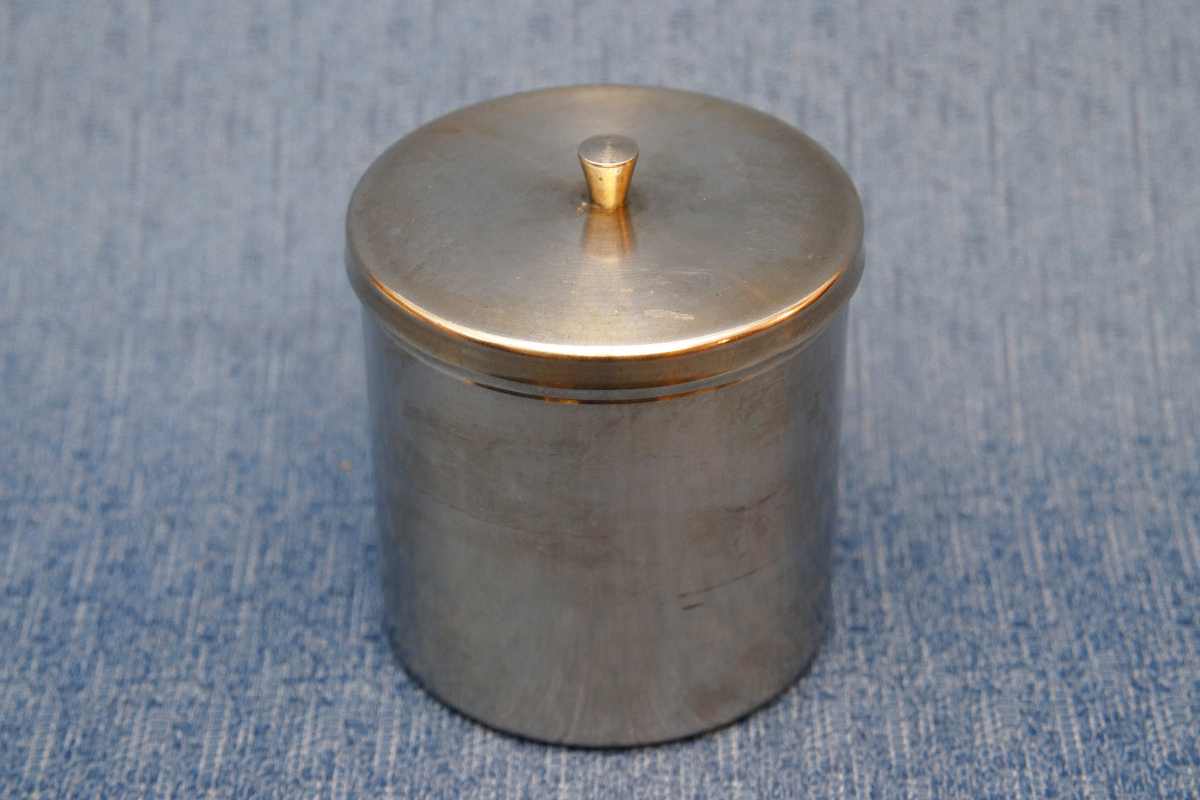 Kannellinen teräspurkki