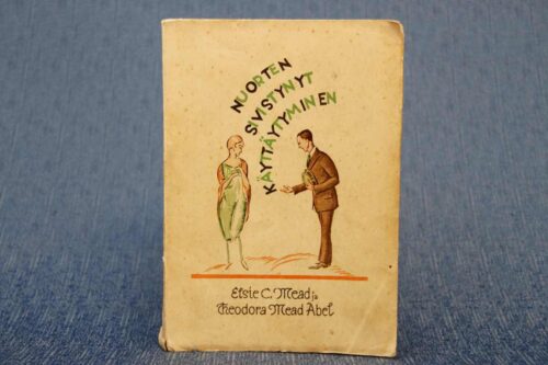 Vanha ajanpatinoima kirja 1920-luvulta, kannessa piirroskuva naisesta ja miehestä, jotka tervehtivät toisiaan