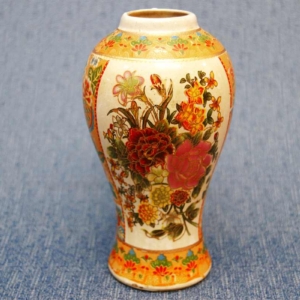 Vanha japanilainen maljakko