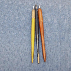 Vanhat puuvartiset mustekynät